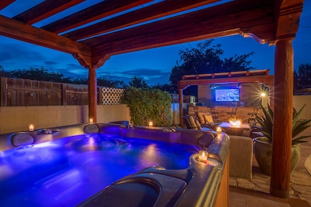 Hot tub with view to the TV