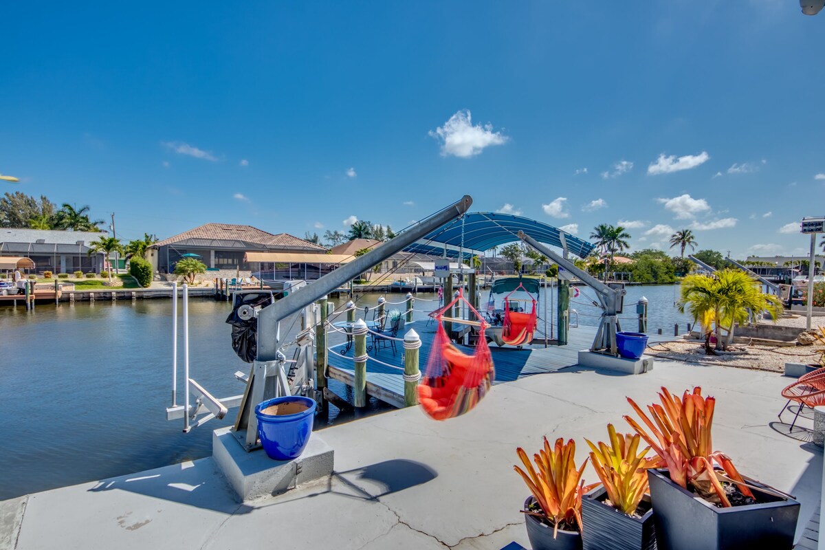 Fun’n Sun – Charming 3 BR/ 3 baths waterfront Villa w. boat lift