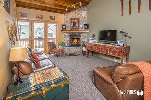 Large Livingroom for the Family to Spread Out