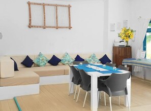 Living Room/Dining Area
