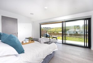 The Shore, Mawgan Porth. Ground floor: Master bedroom with super-king size bed and sun terrace