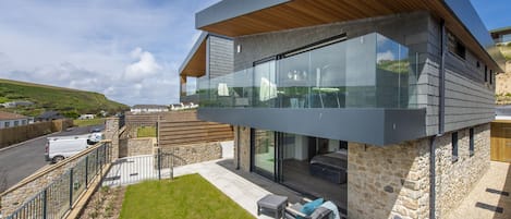 The Shore, Mawgan Porth. Sun terrace and balcony