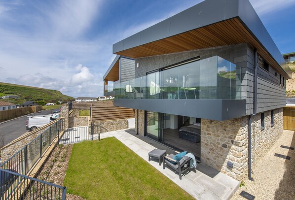 The Shore, Mawgan Porth. Sun terrace and balcony