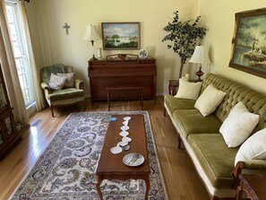 Front sitting room.