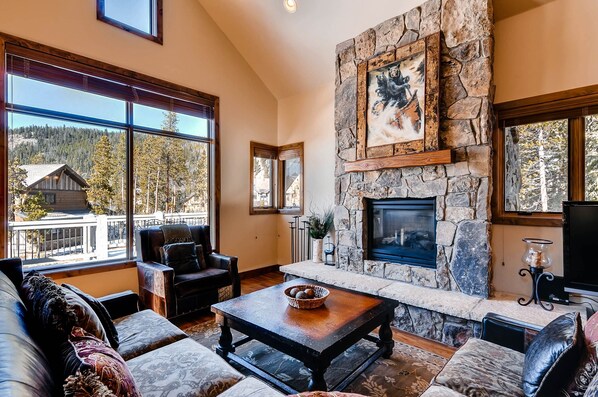 Come and stay in our elegant and luxurious 4 bedroom home!