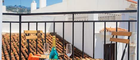 Table, Ciel, Propriété, Meubles, Bâtiment, Bois, Ombre, Mobilier De Jardin, Tableau De Plein Air, Design Intérieur