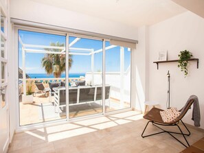 Gebäude, Möbel, Azurblau, Schatten, Holz, Pflanze, Zimmerpflanze, Interior Design, Komfort, Himmel
