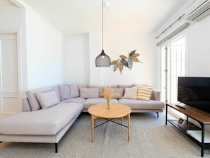 Möbel, Couch, Gebäude, Tabelle, Holz, Komfort, Interior Design, Flooring, Wohnzimmer