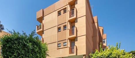 Cielo, Planta, Tiempo De Día, Propiedad, Vegetación, Arquitectura, Diseño Urbano, Árbol, Biome, Bloque De Pisos