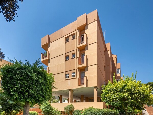 Cielo, Planta, Tiempo De Día, Propiedad, Vegetación, Arquitectura, Diseño Urbano, Árbol, Biome, Bloque De Pisos