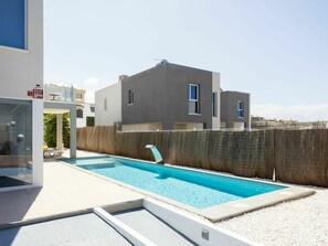 Building, Sky, Property, Window, Plant, Swimming Pool, House, Shade, Water, Residential Area