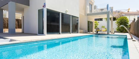 Water, Building, Blue, Plant, Swimming Pool, Azure, Sky, Window, House, Shade