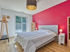 Propriété, Meubles, Bois, Confort, Textile, Éclairage, Jaune, Orange, Design Intérieur, Sol