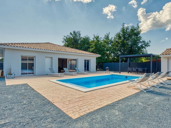 Ciel, Bâtiment, Nuage, Piscine, Fenêtre, Maison, Plante, Arbre, Ombre, Porte