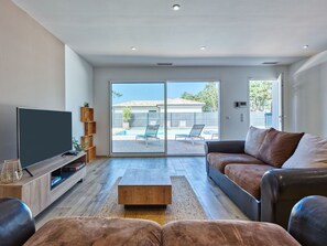 Canapé, Meubles, Propriété, Table, Bois, Salon, Bâtiment, Design Intérieur, Sol, Confort