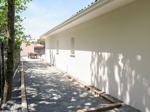 Building, Shade, Wood, Road Surface, Sky, Plant, Tree, Asphalt, Floor, House