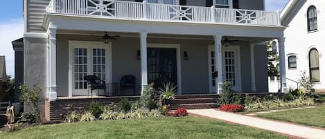 Colonial revival architecture from 1925 includes large comfortable front porch