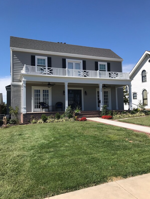 Colonial revival architecture from 1925 includes large comfortable front porch