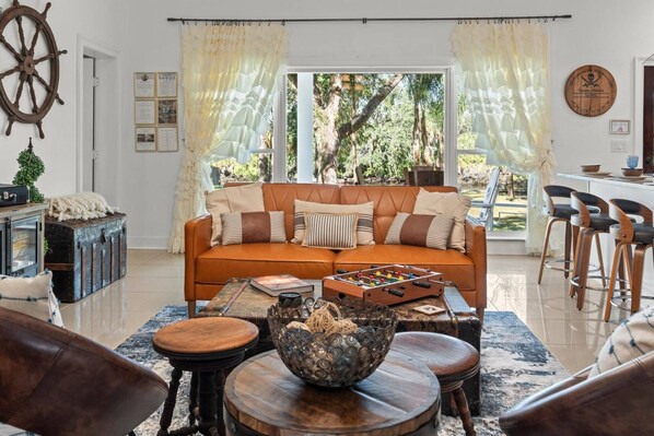 Beautifully decorated Hideout on the Hillsborough!