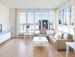 Wohnbereich mit Zugang Balkon