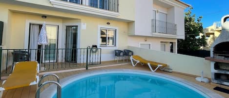 Outdoor area, with barbecue, swimming pool, 2 sun loungers.