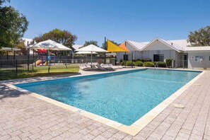 Resort facilities: outdoor pool and sun loungers (open seasonally)
