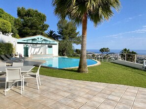 Equipped terrace and swimming pool