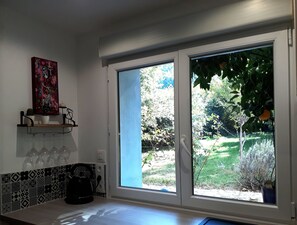 Fenêtre cuisine et coin apéritif
