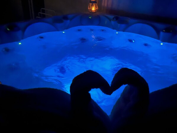 Indoor spa tub