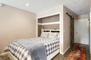 Queen size murphy bed
