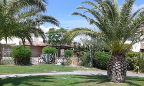 La villa lovée dans les jardins et son accès direct à la piscine
