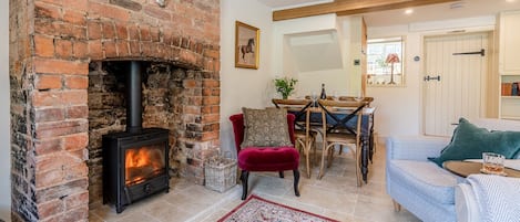 Living Room-Dining Area, Poppy Cottage, Bolthole Retreats