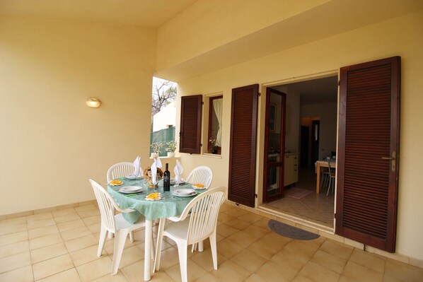 Outdoor dining