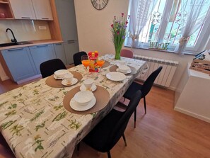 Dining area. kitchen with dining area