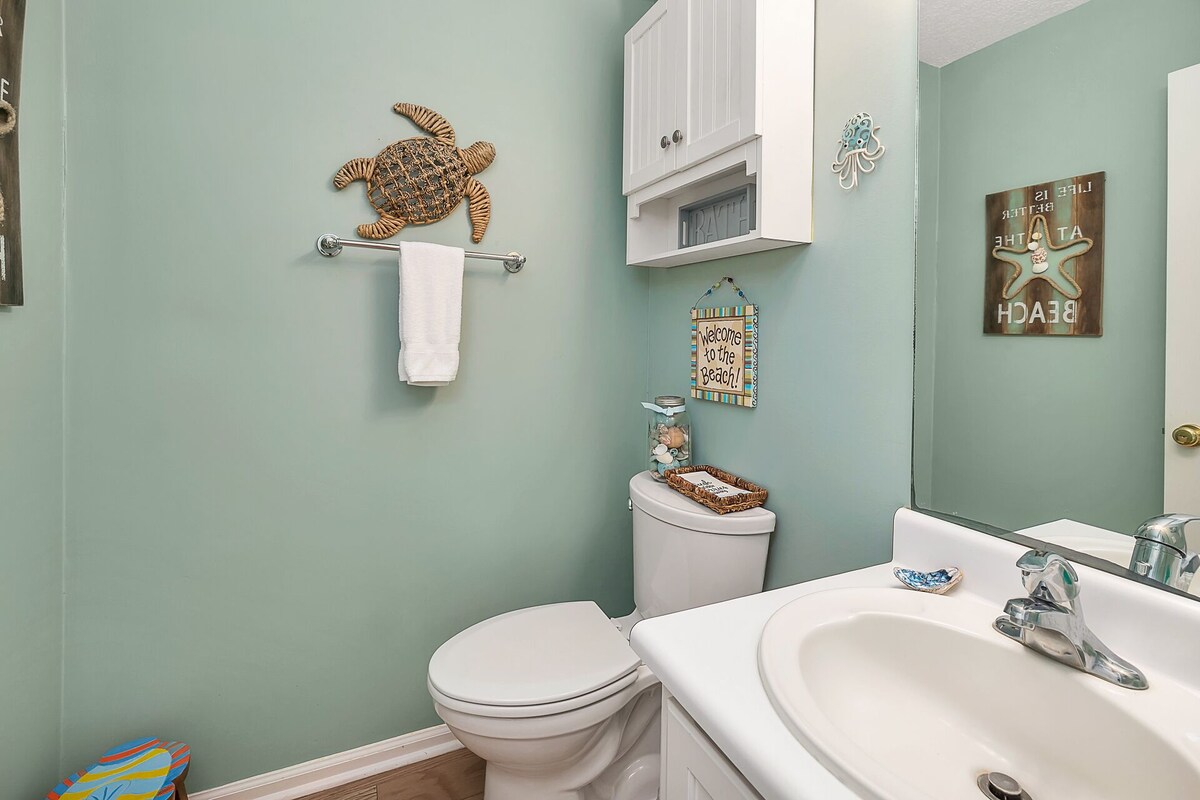 3BR/2.5BA Townhouse, Pet friendly, Elevator, Community Pool!
