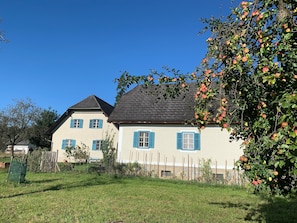 Kellerstöckl ostseitig vom Obstgarten aus gesehen; Haupthaus im Hintergrund