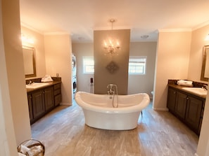Master bath with his/hers sinks and large luxurious tub shower and W/D