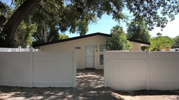 Lovely private upscale guest house apartment