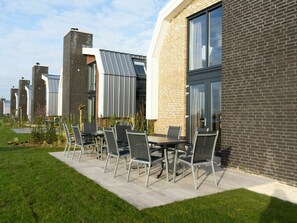 Bâtiment, Ciel, Nuage, Propriété, Plante, Fenêtre, Surface De La Route, Ombre, Lot Terre, Chaise