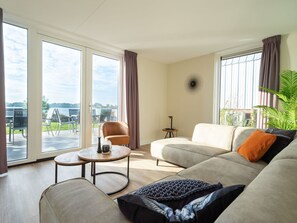 Plante, Meubles, Bâtiment, Fenêtre, Table, Bleu Azur, Confort, Bois, Plante D'Appartement, Ombre