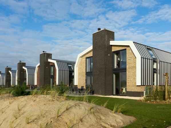 Nuage, Ciel, Plante, Propriété, Bâtiment, Fenêtre, Maison, Lot Terre, Herbe, Paysage