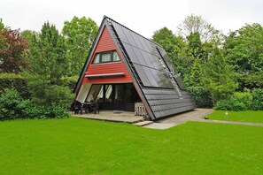 Zeltdachhaus mit sehr grossem GrundstĂŒck - mit Zaun