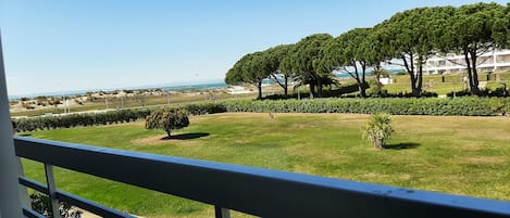 Vue depuis la terrasse - Vue mer sur le coté gauche 