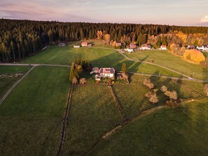 Luftbild von Süden auf das Haus
