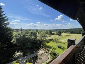 Blick vom Balkon in den Garten