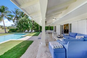 Villa Tortuga B7: large poolside terrace