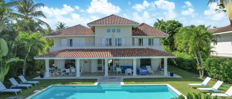 Villa Tortuga B7: Family friendly villa near the beach w/ pool, staff, and golf cart
