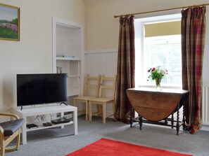 Living room/dining room | Easter Rattray Cottages: The Bothy - Easter Rattray Cottages, Blairgowrie