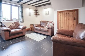 The Brambles - 2 Bedroom Cottage - Llanteg (17902)
