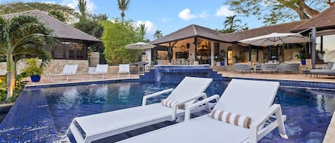 Infinity pool/jacuzzi (not heated) in the center of the property w. 8 loungers!